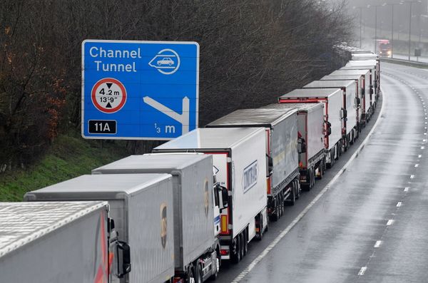 COVID: Blocking Thousands of Lorries at UK Border 'Caused Carnage,' Stranded Truckers Say - Sputnik International
