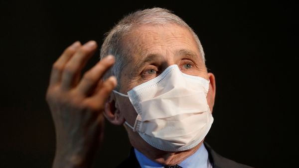 Dr. Anthony Fauci, director of the National Institute of Allergy and Infectious Diseases, speaks with Health and Human Services Secretary Alex Azar before receiving his first dose of the new Moderna COVID-19 vaccine at the National Institutes of Health, in Bethesda, US, 22 December 2020 - Sputnik International