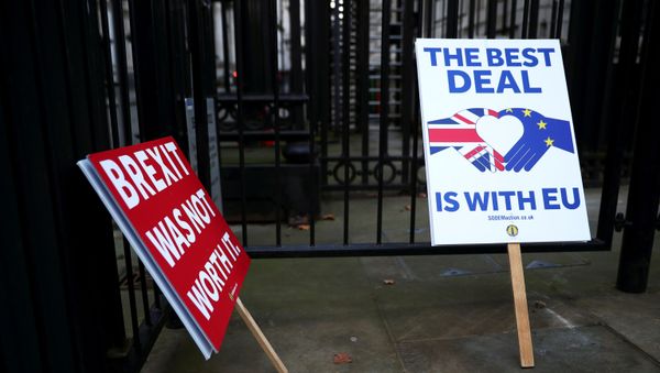 Anti-Brexit signs are pictured at the gates of Downing Street in London, Britain December 24, 2020 Anti-Brexit signs are pictured at the gates of Downing Street in London, Britain December 24, 2020 - Sputnik International