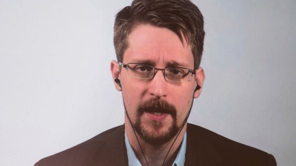 A picture of former US NSA Contractor Edward Snowden posted on Twitter - Sputnik International