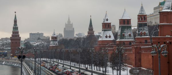 Cars drive along the embankment of Moskva river by towers of the Kremlin in Moscow, Russia November 23, 2020. Cars drive along the embankment of Moskva river by towers of the Kremlin in Moscow, Russia November 23, 2020. - Sputnik International