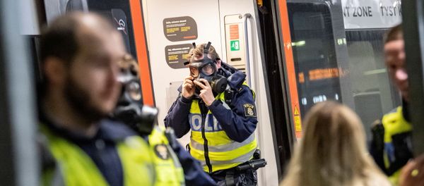 A Swedish police officer adjusts a protective mask at the border control point at Hyllie station, as the Swedish government shut the border after a mutated strain of the coronavirus was discovered in Denmark, in Malmo, Sweden December 22, 2020 - Sputnik International