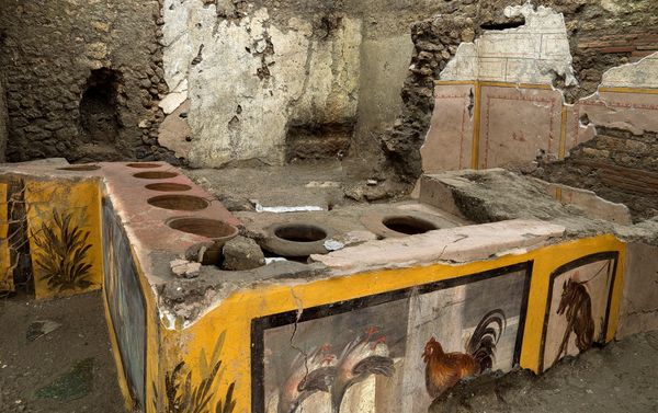 Frescoes on an ancient counter discovered during excavations in Pompeii, Italy, are seen in this handout picture released December 26, 2020. Frescoes on an ancient counter discovered during excavations in Pompeii, Italy, are seen in this handout picture released December 26, 2020. - Sputnik International