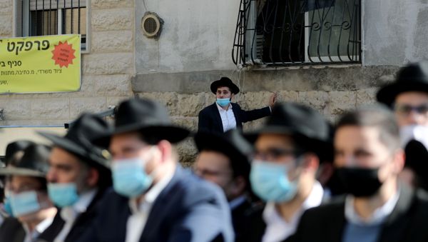 Ultra Orthodox Jews attend a mass funeral for Rabbi Aharon David Hadash, the spiritual leader of Jerusalem's Mir Yeshiva, one of the largest Jewish seminary in Israel, amid the coronavirus disease (COVID-19) restrictions in Jerusalem December 3, 2020. - Sputnik International
