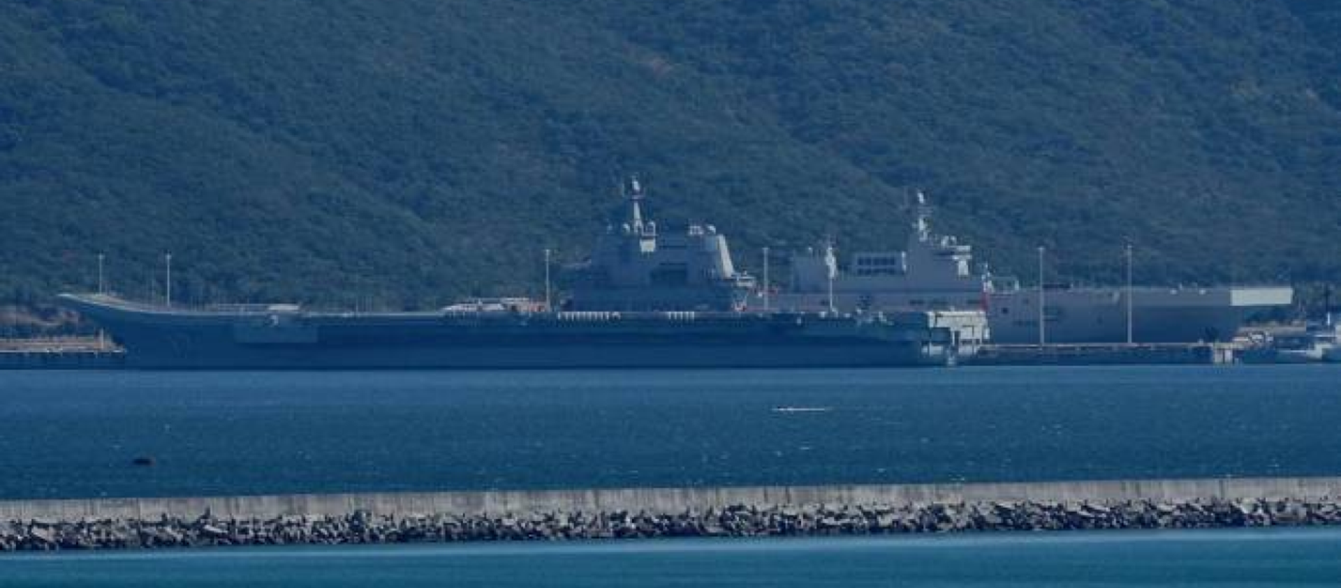 China's first Type 075 amphibious assault ship and its aircraft carrier Shandong docked side-by-side at Yulin Naval Base in Hainan China's first Type 075 amphibious assault ship and its aircraft carrier Shandong docked side-by-side at Yulin Naval Base in Hainan - Sputnik International, 1920, 27.04.2021