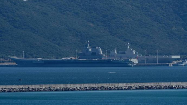 China's first Type 075 amphibious assault ship and its aircraft carrier Shandong docked side-by-side at Yulin Naval Base in Hainan - Sputnik International