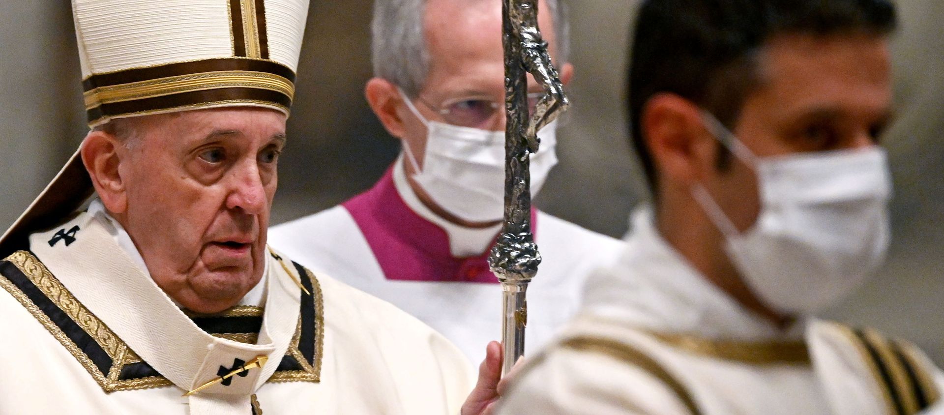 Pope Francis arrives for a Mass on Christmas Eve in St. Peter's Basilica amid the coronavirus disease (COVID-19) pandemic at the Vatican December 24, 2020. Pope Francis arrives for a Mass on Christmas Eve in St. Peter's Basilica amid the coronavirus disease (COVID-19) pandemic at the Vatican December 24, 2020. - Sputnik International, 1920, 28.12.2020