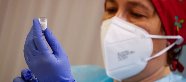 A health worker prepares an injection with a dose of the Pfizer-BioNTech COVID-19 vaccine, as the coronavirus disease (COVID-19) outbreak continues, at Balafia nursing home, in Lleida, Spain, 27 December 2020 A health worker prepares an injection with a dose of the Pfizer-BioNTech COVID-19 vaccine, as the coronavirus disease (COVID-19) outbreak continues, at Balafia nursing home, in Lleida, Spain, 27 December 2020 - Sputnik International