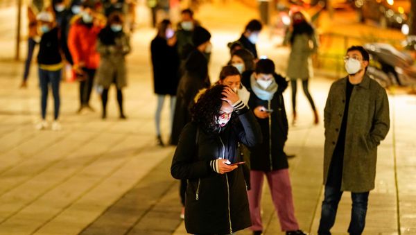  People queue to get tested amid the coronavirus disease ( COVID-19) pandemic in Madrid, Spain, December 21, 2020 - Sputnik International