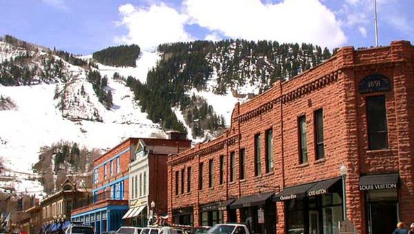 View of downtown Aspen, Colorado, showing Aspen Mountain in the background. April 27, 2005. - Sputnik International