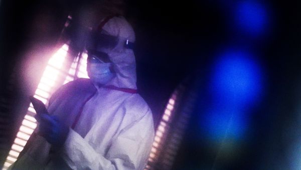 A healthcare worker is seen as healthcare workers treat patients infected with the coronavirus disease (COVID-19) at United Memorial Medical Center in Houston, Texas, U.S., December 28, 2020. - Sputnik International