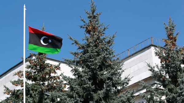 The flag of the National Transitional Council of Libya raised over the Libyan embassy in Moscow - Sputnik International
