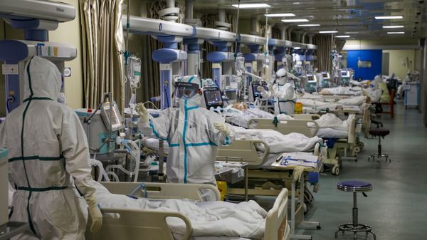 Medical workers in protective suits attend to novel coronavirus patients at the intensive care unit (ICU) of a designated hospital in Wuhan, Hubei province, China, February 6, 2020.  - Sputnik International