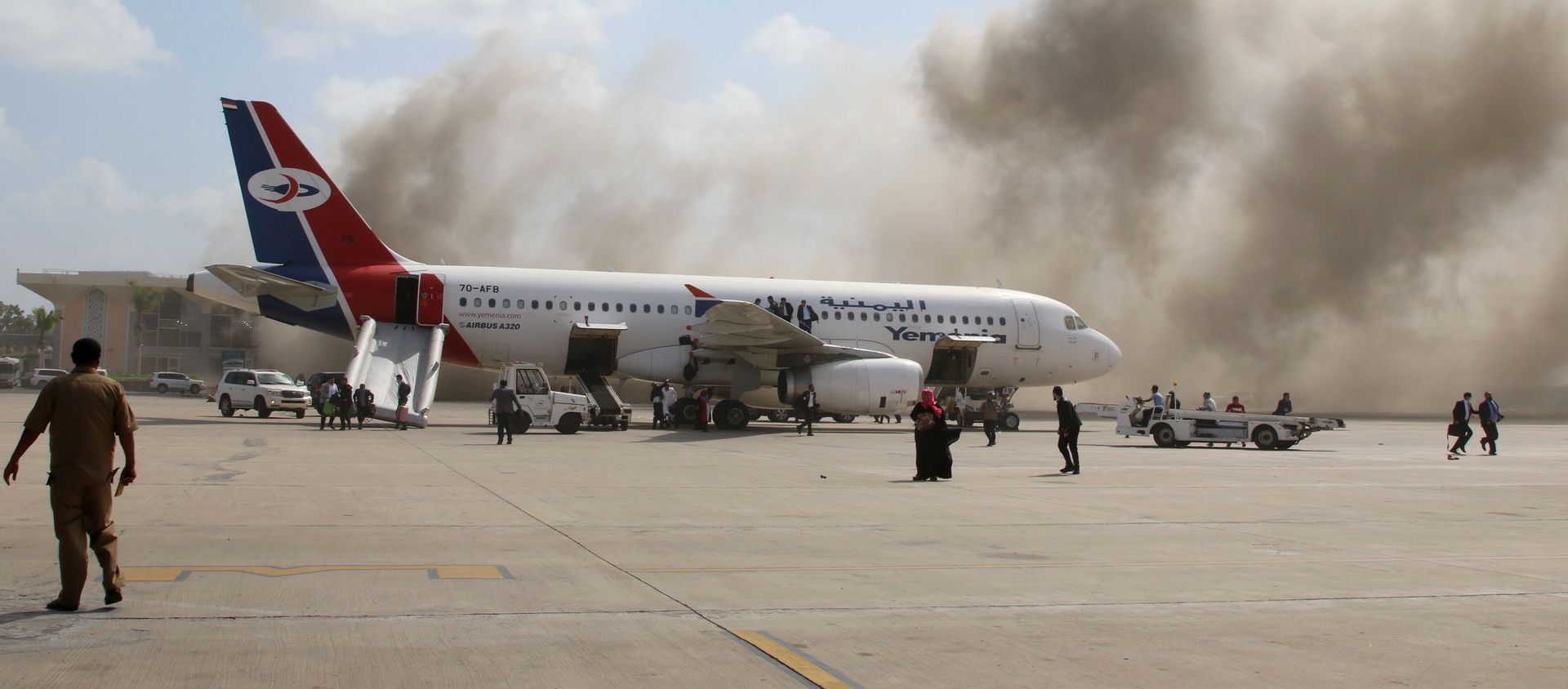 Dust rises after explosions hit Aden airport, upon the arrival of the newly-formed Yemeni government in Aden, Yemen December 30, 2020 Dust rises after explosions hit Aden airport, upon the arrival of the newly-formed Yemeni government in Aden, Yemen December 30, 2020 - Sputnik International, 1920, 30.12.2020