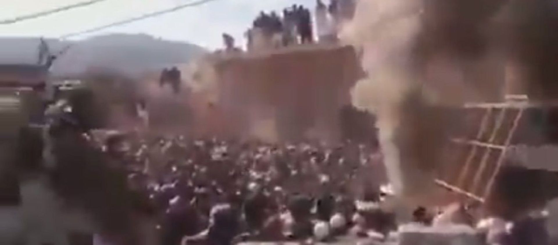 A mob of vandals destroy an ancient Hindu temple in the Karak district of Khyber Pakhtunkhwa in Imran Khan PTI 's Naya Pakistan. A mob of vandals destroy an ancient Hindu temple in the Karak district of Khyber Pakhtunkhwa in Imran Khan PTI 's Naya Pakistan. - Sputnik International, 1920, 31.12.2020
