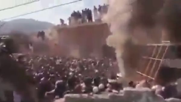 A mob of vandals destroy an ancient Hindu temple in the Karak district of Khyber Pakhtunkhwa in Imran Khan PTI 's Naya Pakistan. - Sputnik International