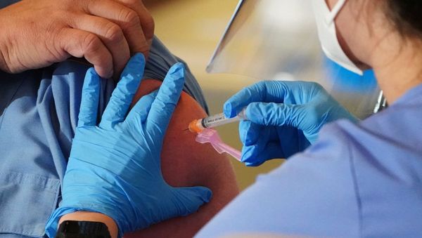 A worker of the New York City Fire Department Bureau of Emergency Medical Services (FDNY EMS) receives a COVID-19 Moderna vaccine, amid the coronavirus disease (COVID-19) pandemic in the Manhattan borough of New York City, New York, U.S., December 23, 2020 - Sputnik International