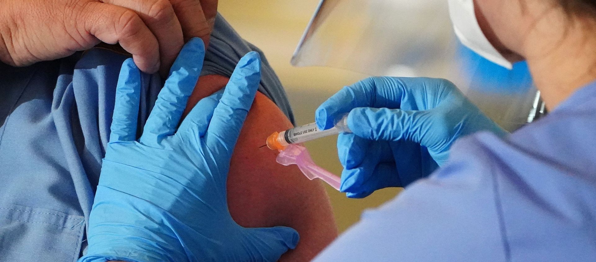 A worker of the New York City Fire Department Bureau of Emergency Medical Services (FDNY EMS) receives a COVID-19 Moderna vaccine, amid the coronavirus disease (COVID-19) pandemic in the Manhattan borough of New York City, New York, U.S., December 23, 2020 A worker of the New York City Fire Department Bureau of Emergency Medical Services (FDNY EMS) receives a COVID-19 Moderna vaccine, amid the coronavirus disease (COVID-19) pandemic in the Manhattan borough of New York City, New York, U.S., December 23, 2020 - Sputnik International, 1920, 22.01.2021