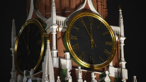 The Сhimes on the Kremlin's Spasskaya Tower five minutes before the New Year. - Sputnik International