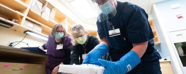 Pharmacy technicians received a delivery of Pfizer coronavirus disease (COVID-19) vaccines at UW Health in Madison, Wisconsin, U.S., December 14, 2020.  - Sputnik International