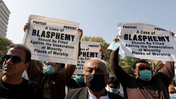 People from the Hindu community hold signs to condemn the attack on a century-old Hindu temple in northwestern Pakistan, during a protest outside Supreme Court building in Karachi, Pakistan December 31 - Sputnik International