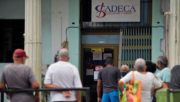 People queue at a Western Union office in Havana, as the US-based money transfer company shuts its officers in Cuba after new US sanctions, on November 23, 2020.  - Sputnik International