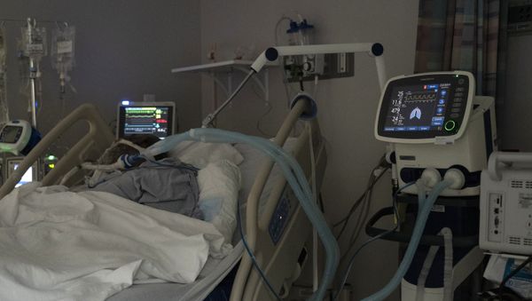 A patient is seen lying on a bed in the COVID-19 intensive care unit (ICU) on New Year's Day at the United Memorial Medical Center on January 1, 2021 in Houston, Texas. - Sputnik International