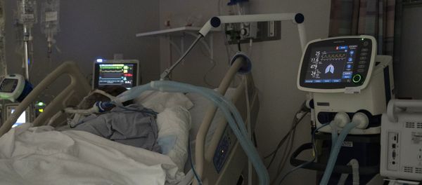 A patient is seen lying on a bed in the COVID-19 intensive care unit (ICU) on New Year's Day at the United Memorial Medical Center on January 1, 2021 in Houston, Texas. A patient is seen lying on a bed in the COVID-19 intensive care unit (ICU) on New Year's Day at the United Memorial Medical Center on January 1, 2021 in Houston, Texas. - Sputnik International