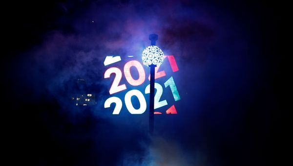 The ball is raised into place in Times Square on New Years Eve in New York City, U.S., December 31, 2020 - Sputnik International