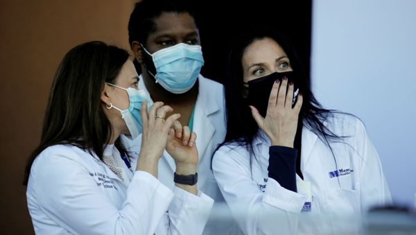 Health workers chat during a press conference before some workers of the staff receive the Pfizer-BioNTech COVID-19 Vaccine at Memorial Healthcare System facility in Miramar, Florida, U.S., December 14, 2020.  - Sputnik International