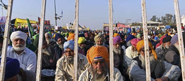 Farmers take part in a demonstration against the central government's recent agricultural reforms while blocking a highway at the Delhi-Haryana state border in Singhu on December 29, 2020. - Sputnik International