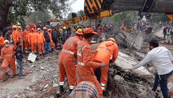 India's National Disaster Response Force conducts a rescue operation at a crematorium in Uttar Pradesh - Sputnik International