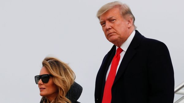 President Trump and first lady Melania Trump descend from Air Force One at Joint Base Andrews in Maryland - Sputnik International
