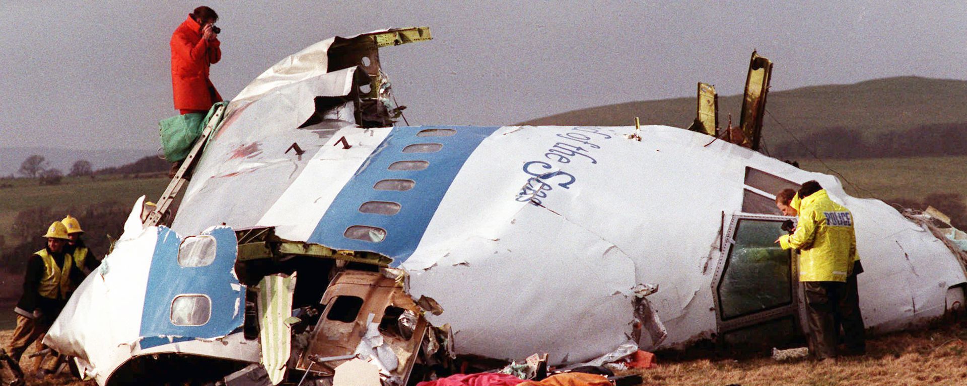 This Dec. 22, 1988 file photo shows Police and investigators look at what remains of the flight deck of Pan Am 103 on a field in Lockerbie, Scotland. This Dec. 22, 1988 file photo shows Police and investigators look at what remains of the flight deck of Pan Am 103 on a field in Lockerbie, Scotland. - Sputnik International, 1920, 11.12.2022