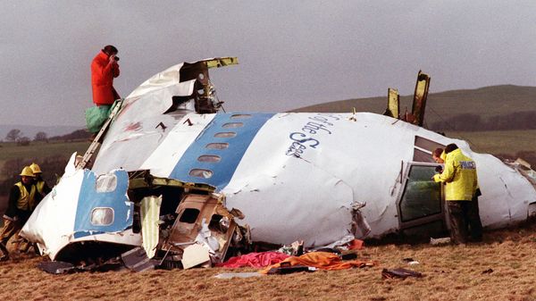 This  Dec. 22, 1988 file photo shows Police and investigators look at what remains of the flight deck of Pan Am 103 on a field in Lockerbie, Scotland. - Sputnik International