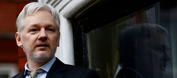 WikiLeaks founder Julian Assange makes a speech from the balcony of the Ecuadorian Embassy, in central London, Britain February 5, 2016. WikiLeaks founder Julian Assange makes a speech from the balcony of the Ecuadorian Embassy, in central London, Britain February 5, 2016. - Sputnik International