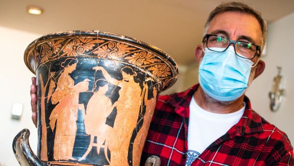 A photo of the ancient Greek vase discovered during the Israel Antiquities Authority raid in Tel-Aviv, 4 January 2021 - Sputnik International