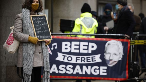 Supporters of Wikileaks founder Julian Assange demonstrate outside the Old Bailey court in central London as the court will rule on his extradition case on January 4, 2021. Supporters of Wikileaks founder Julian Assange demonstrate outside the Old Bailey court in central London as the court will rule on his extradition case on January 4, 2021. - Sputnik International