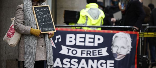 Supporters of Wikileaks founder Julian Assange demonstrate outside the Old Bailey court in central London as the court will rule on his extradition case on January 4, 2021. Supporters of Wikileaks founder Julian Assange demonstrate outside the Old Bailey court in central London as the court will rule on his extradition case on January 4, 2021. - Sputnik International