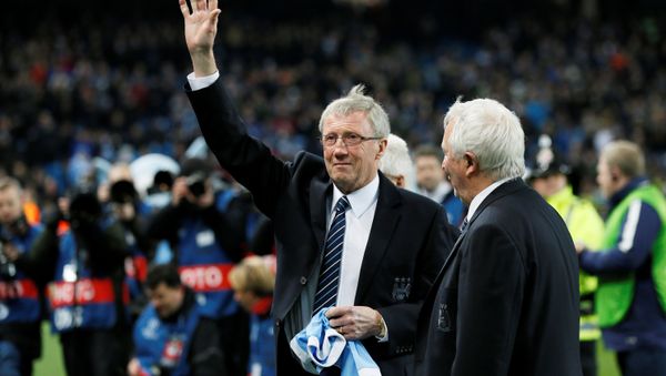 Football Soccer - Manchester City v Dynamo Kiev - UEFA Champions League Round of 16 Second Leg - Etihad Stadium, Manchester, England - 15/3/16  Former Manchester City footballer Colin Bell waves to fans before the game - Sputnik International