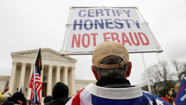 Supporters of U.S. President Donald Trump rally in front of the Supreme Court ahead of the U.S. Congress certification of the November 2020 election results during protests in Washington, U.S., January 5, 2021. - Sputnik International