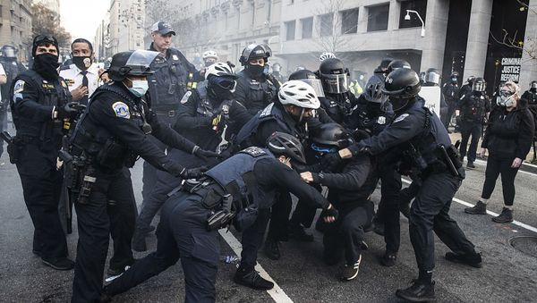 Protesters clash with Washington DC Police at Black Lives Matter Plaza on 12 December 2020 in Washington, DC.  - Sputnik International