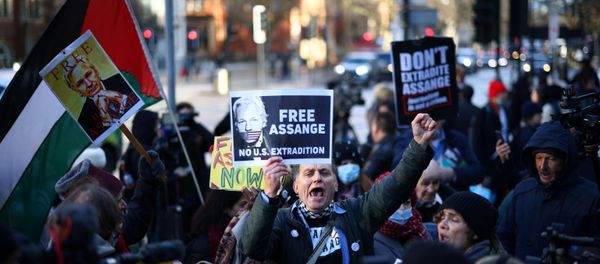 Protesters holding placards demonstrate outside the Westminster Magistrates' Court as Julian Assange's lawyers seek bail for their client in London, Britain 6 January 2021. - Sputnik International