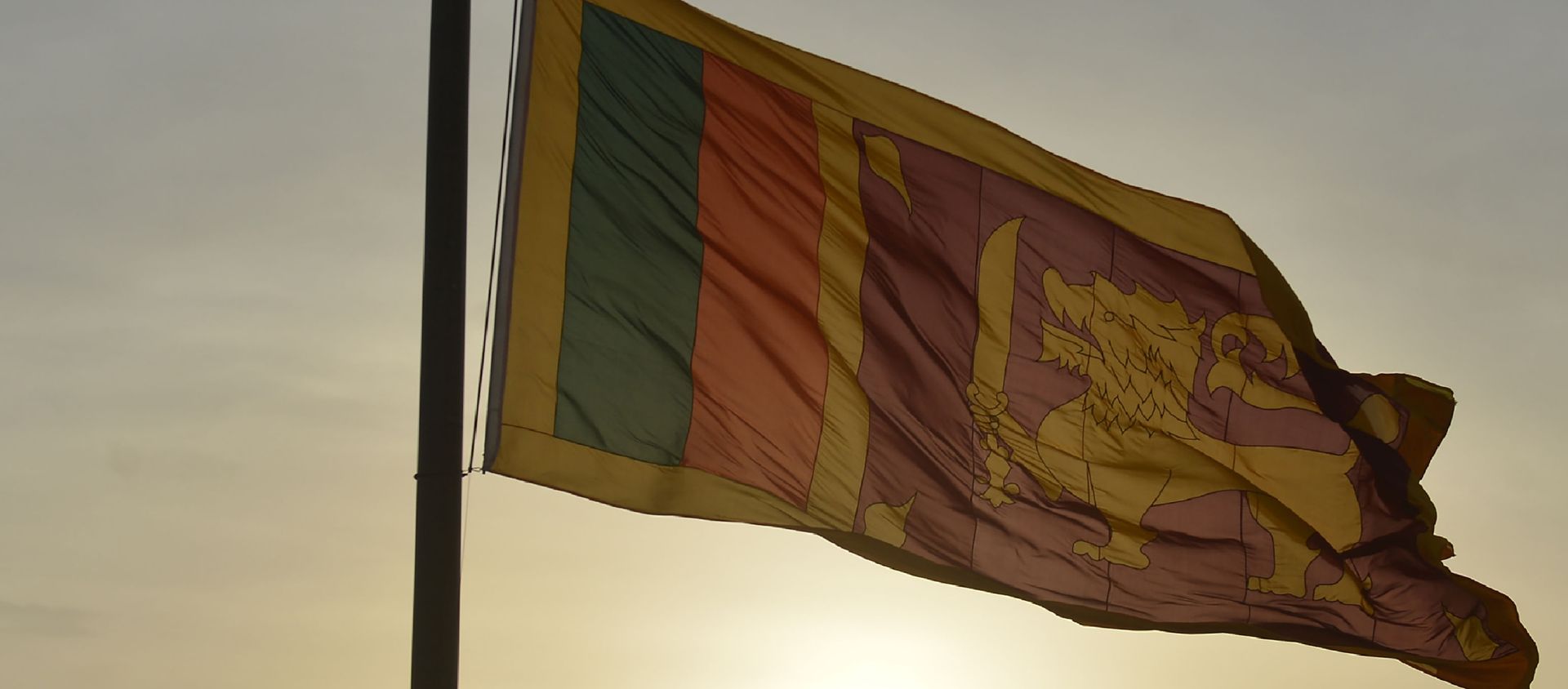 Sri Lankan soldiers stand at attention as their national flag is lowered as part of a daily ceremony at the Galle Face Green promenade in Colombo on July 20, 2018. Sri Lankan soldiers stand at attention as their national flag is lowered as part of a daily ceremony at the Galle Face Green promenade in Colombo on July 20, 2018. - Sputnik International, 1920, 06.01.2021