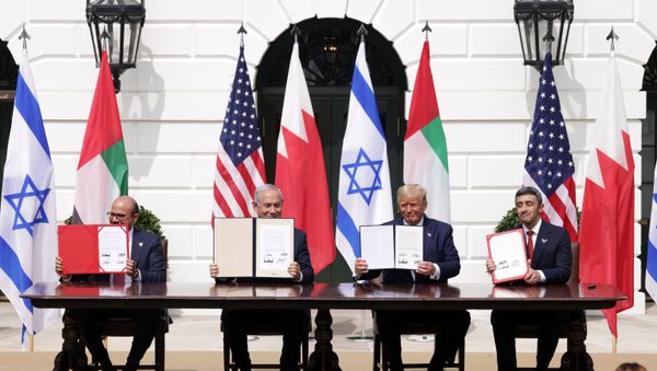 (L-R) Foreign Affairs Minister of Bahrain Abdullatif bin Rashid Al Zayani, Prime Minister of Israel Benjamin Netanyahu, U.S. President Donald Trump, and Foreign Affairs Minister of the United Arab Emirates Abdullah bin Zayed bin Sultan Al Nahyan participate in the signing ceremony of the Abraham Accords on the South Lawn of the White House on September 15, 2020 in Washington, DC. - Sputnik International