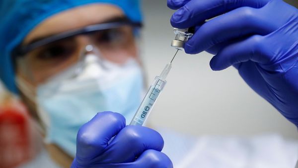 A medical worker prepares the first injection in the region of Madrid with a dose of Pfizer-BioNTech COVID-19 vaccine, at Vallecas nursing home as the coronavirus disease (COVID-19) outbreak continues, in Madrid, Spain December 27, 2020 - Sputnik International