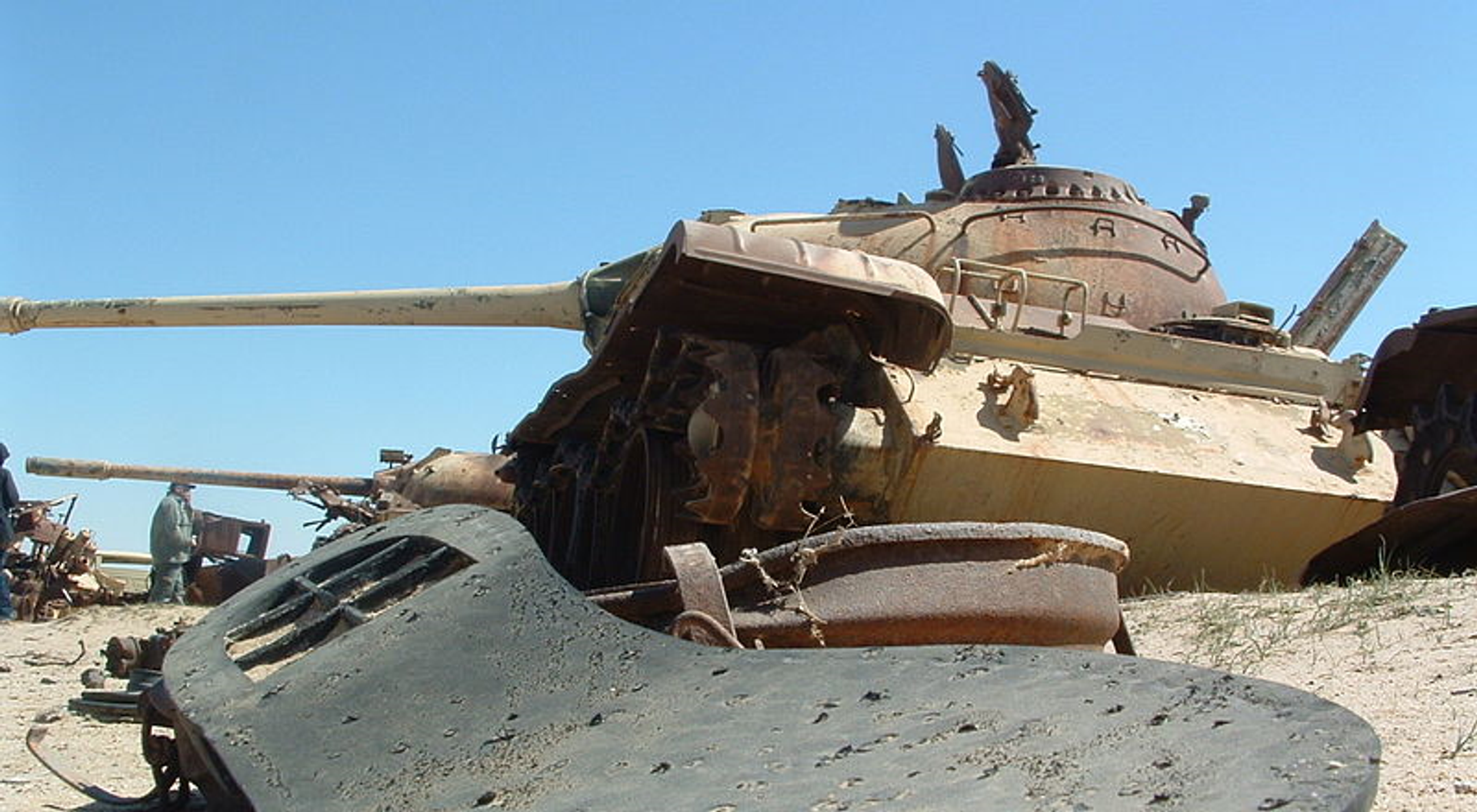 A shoe sole and rusting tanks lie along the Highway of Death in 2003 A shoe sole and rusting tanks lie along the Highway of Death in 2003 - Sputnik International, 1920, 06.01.2021