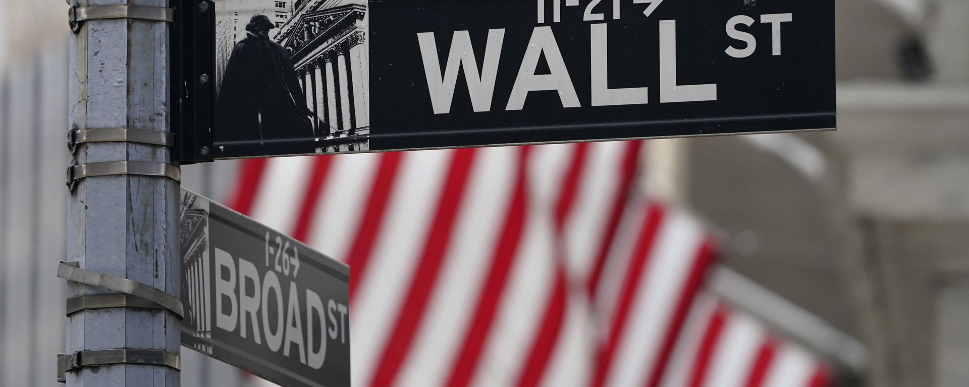 In this Nov. 23, 2020, photo, a street sign is displayed at the New York Stock Exchange in New York. S&P DJ Indices is removing 21 Chinese companies from its indexes, or groups of stocks and bonds used to track financial market movements, after Americans were barred from investing in them as part of a feud with Beijing over technology and security. - Sputnik International, 1920, 16.09.2022