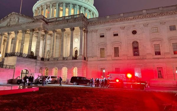 Tensions have subsided in Washington, DC, as police reinforcements arrive and push Trump supporters away from the Capitol building - Sputnik International