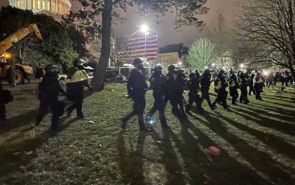 Tensions have subsided in Washington, DC, as police reinforcements arrive and push Trump supporters away from the Capitol building - Sputnik International